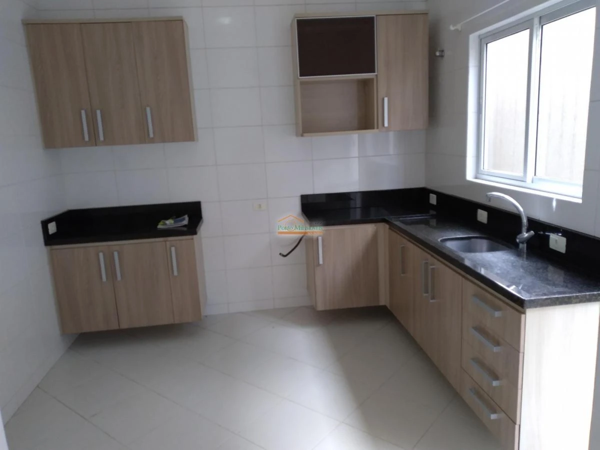 Sobrado em condomínio fechado com 3 quartos e 130 m²