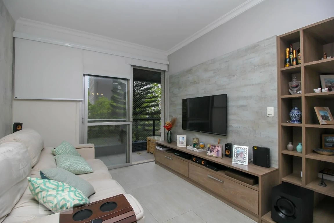 3-bedroom apartment with a glass-enclosed balcony — photo 18
