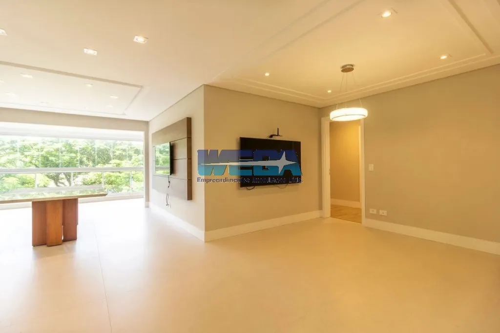 Apartamento com 4 quartos e varanda de vidro fechada — photo 3