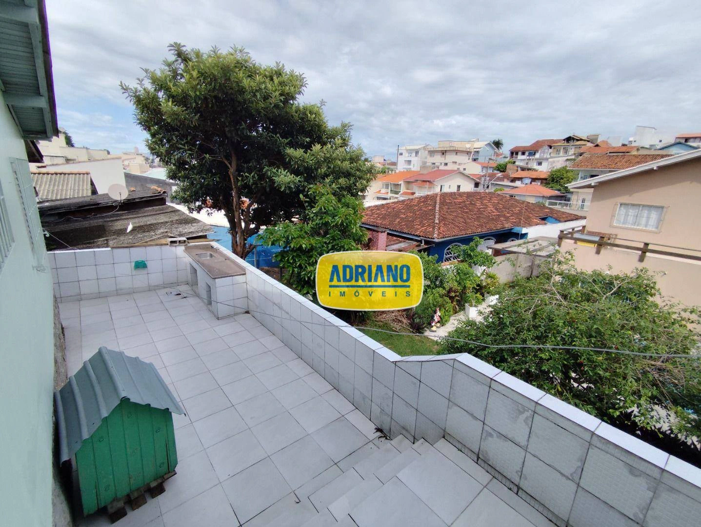 2-bedroom house with a bathtub in Florianópolis — photo 17