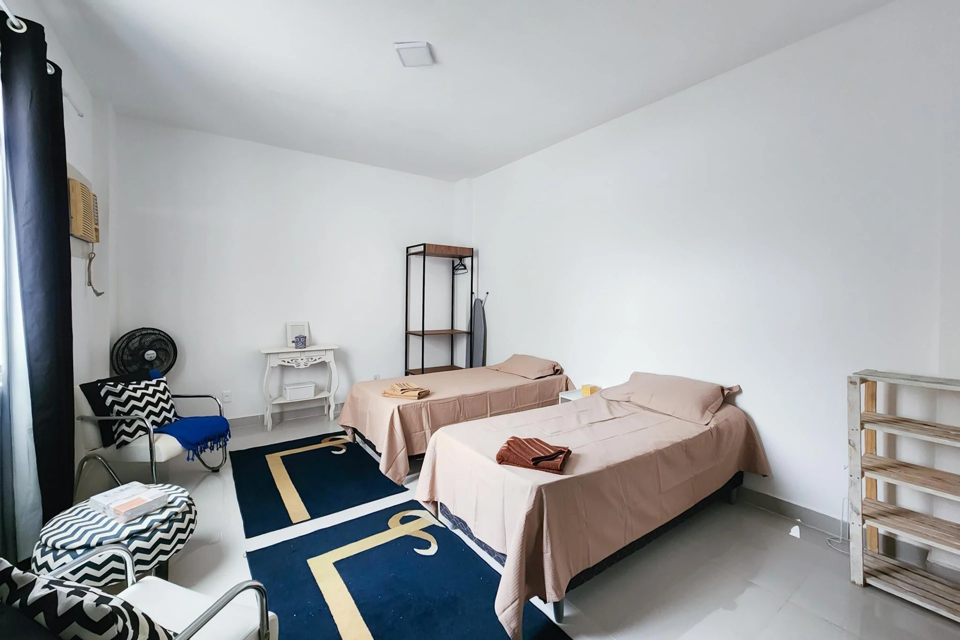 Furnished studio with 1 bedroom and glass shower