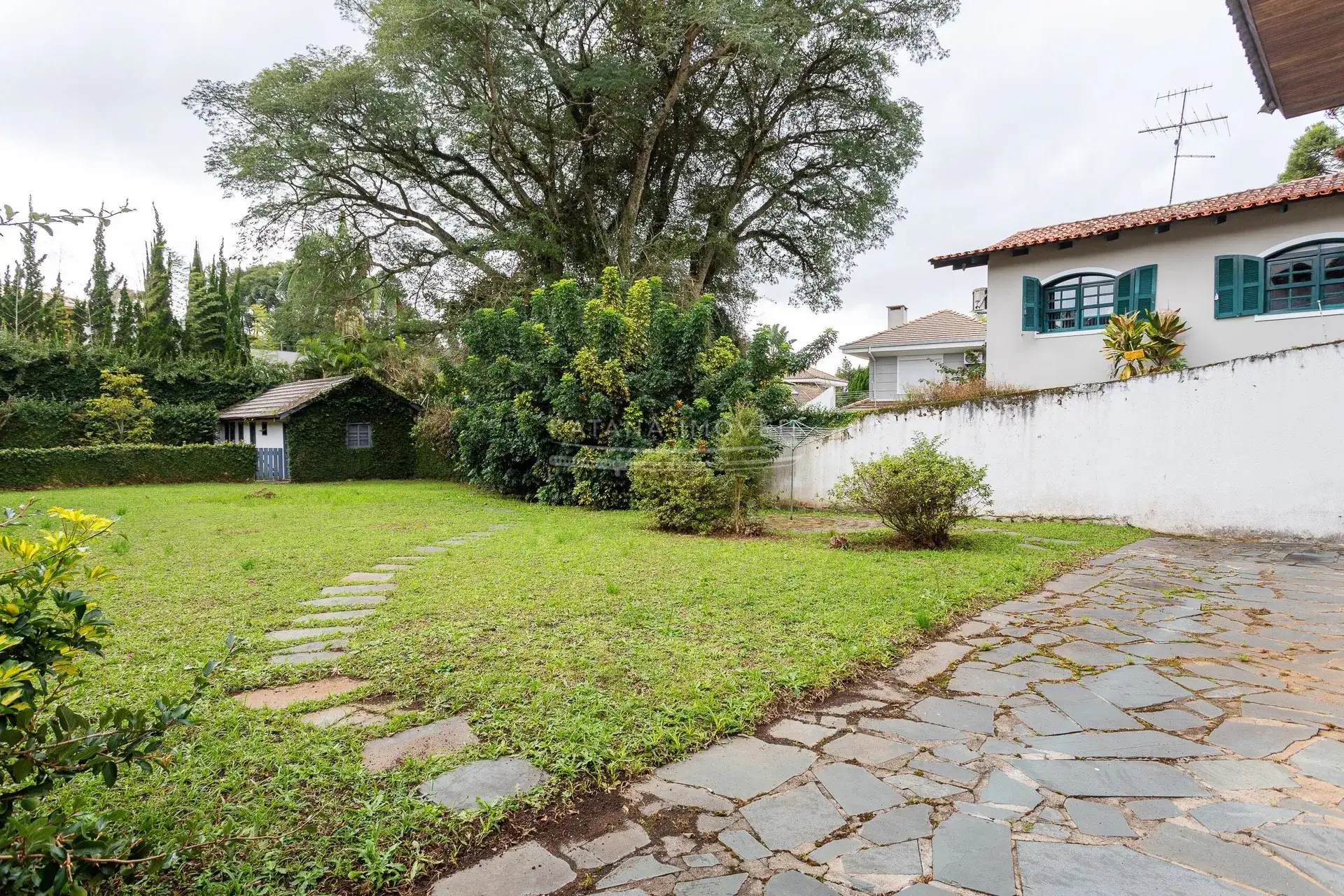 House with a closed kitchen and gas stove, 4 bedrooms — photo 39