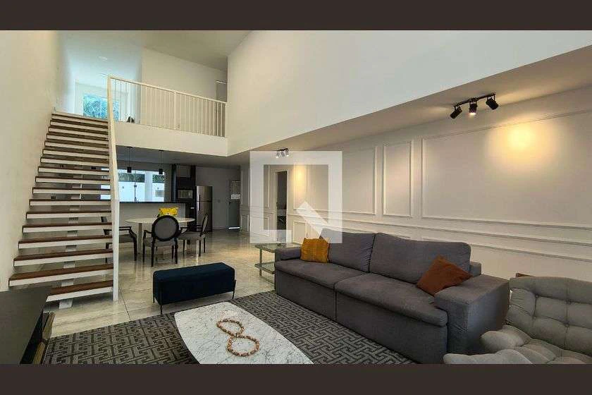 Casa em condomínio com 3 quartos e jardim privativo