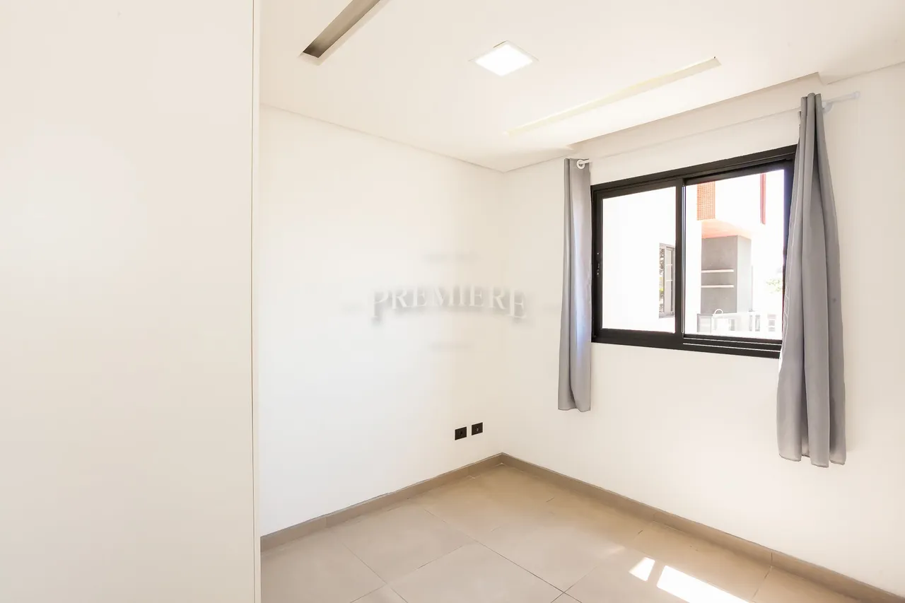 Estudio con cocina abierta y muebles empotrados — photo 8