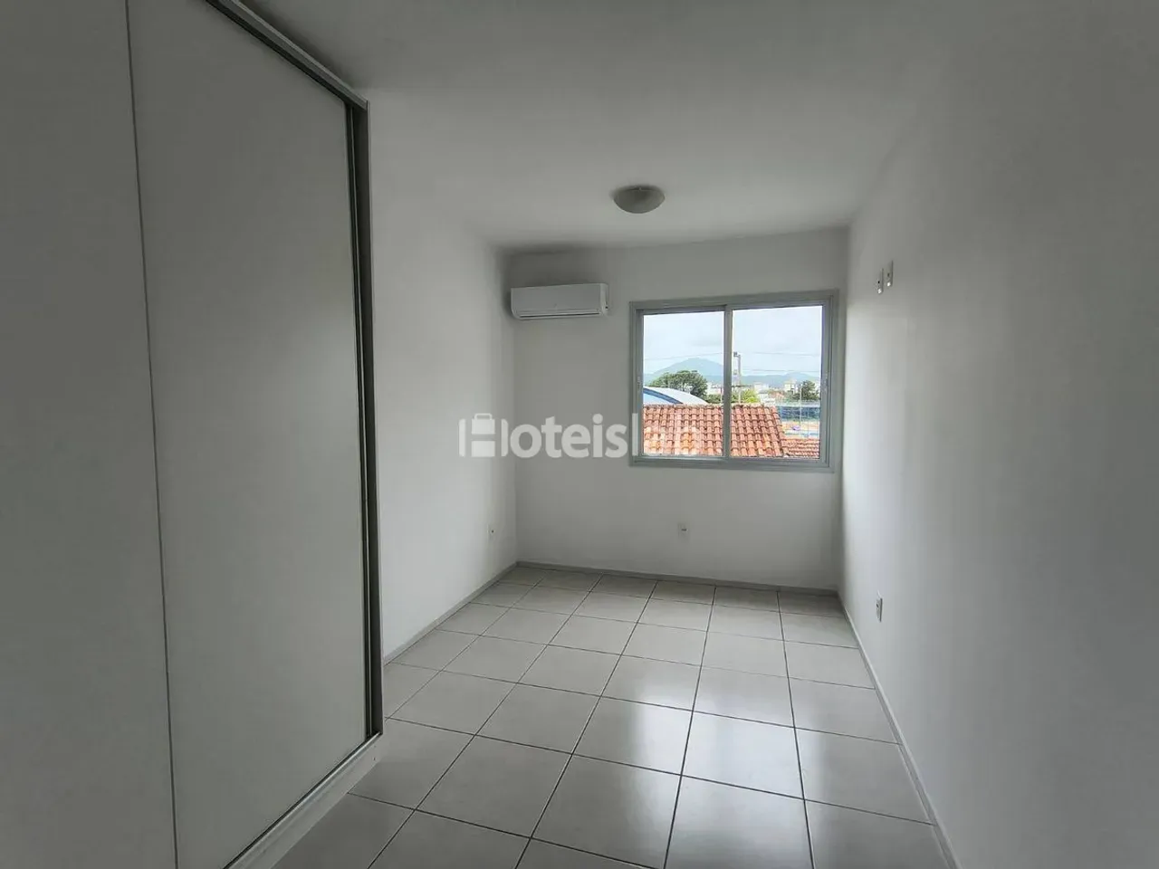 One-bedroom apartment in a building with a gym — photo 15