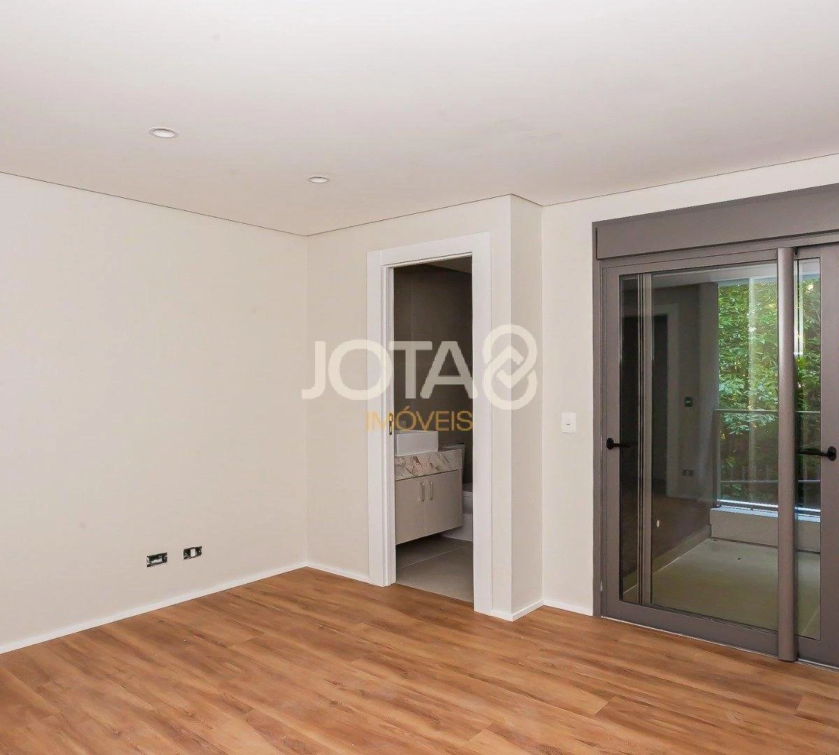 Balcony with a grill in a 3-bedroom apartment, 143 m² — photo 13