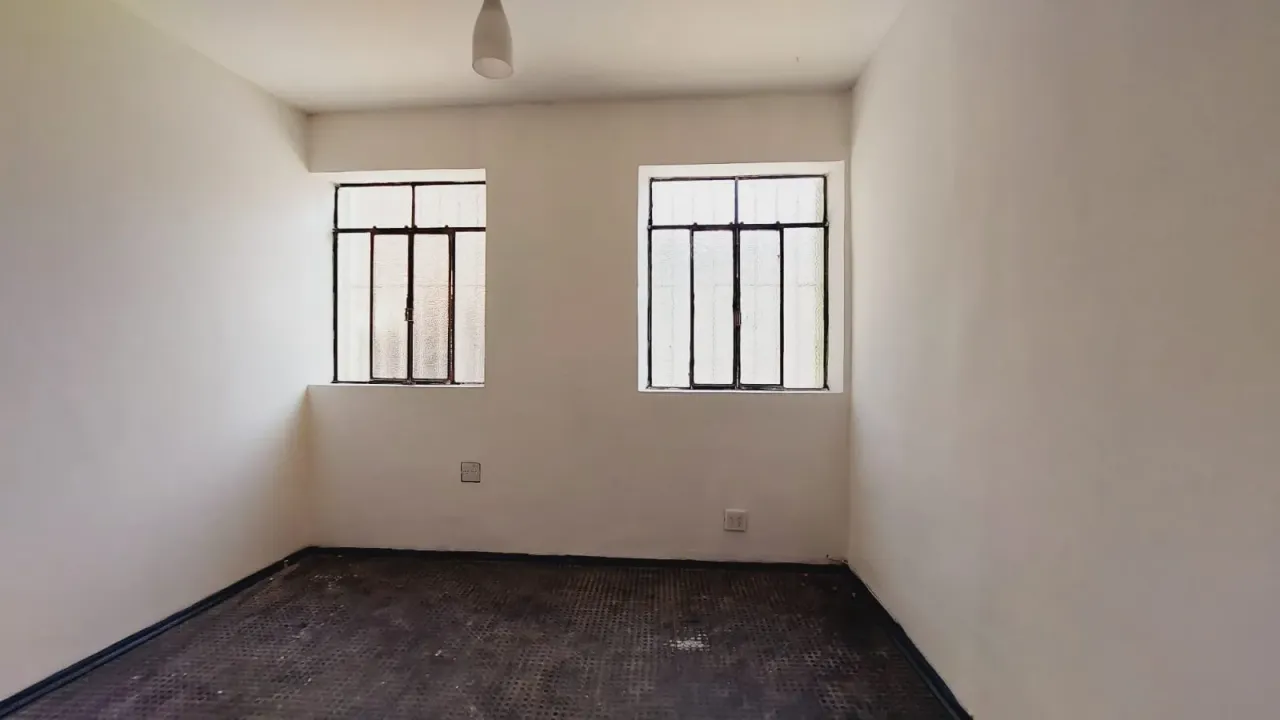 Unfurnished house with 5 bedrooms, 2 bathrooms, no parking — photo 16