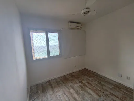 4-bedroom apartment with enclosed balcony — photo 23