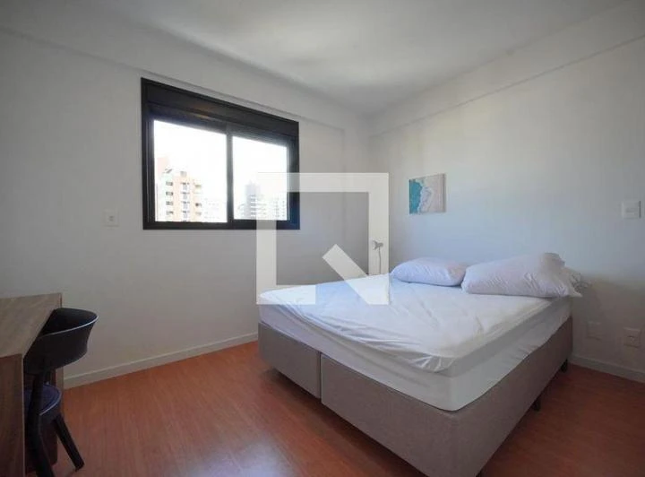 Apartamento amueblado de 1 dormitorio con plaza y cocina integrada — photo 3