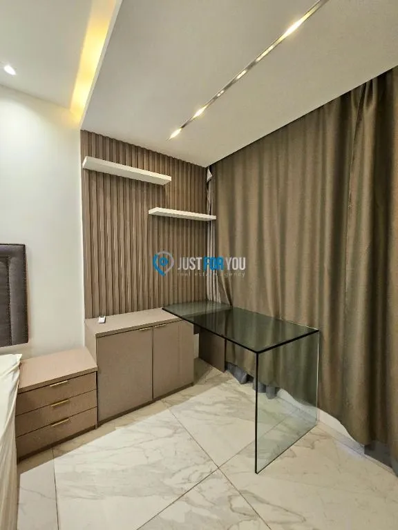 Floor-to-ceiling windows in a 3-bedroom apartment, 250 m² — photo 30