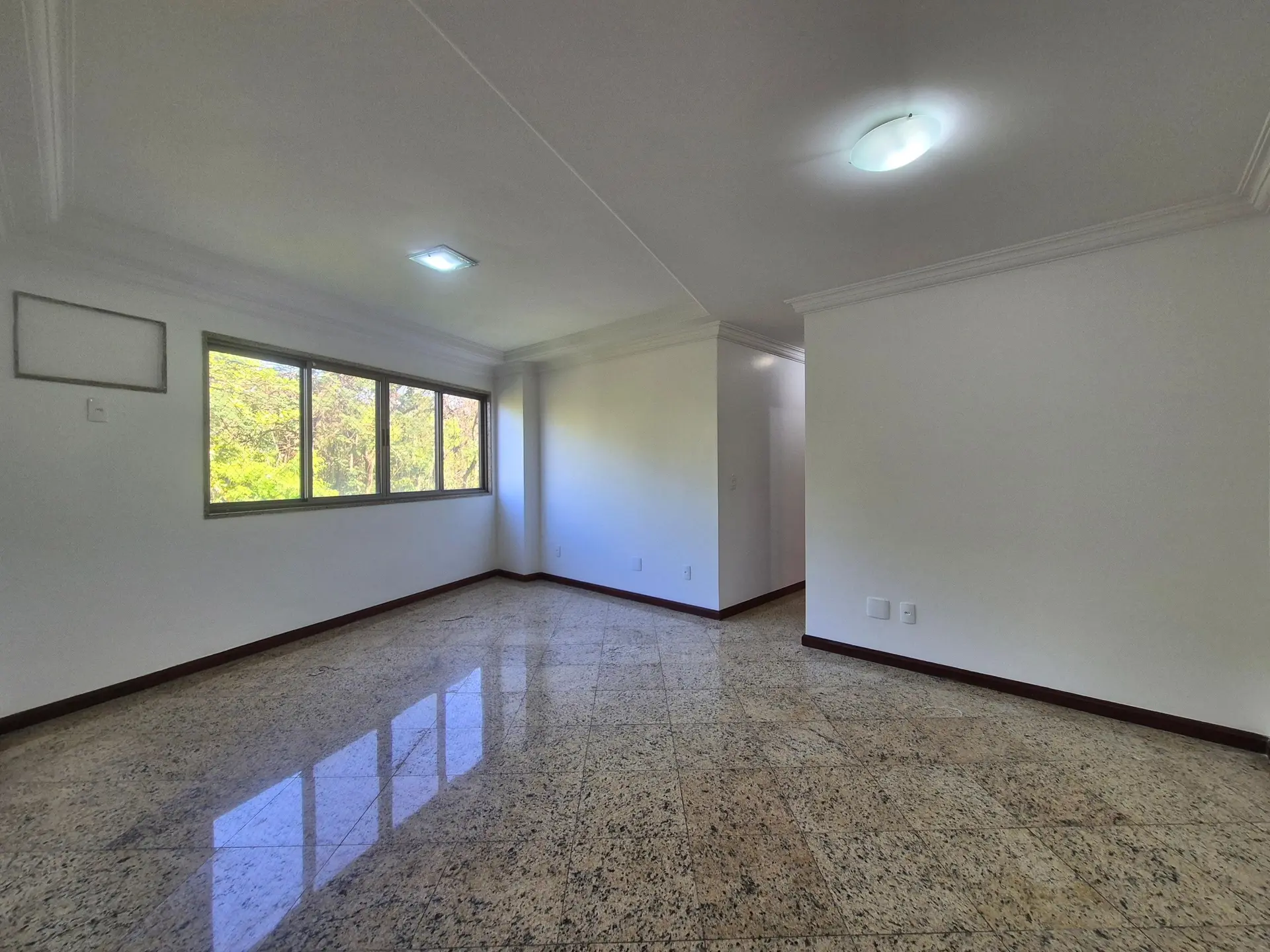 Apartamento mobiliado com 2 quartos e varanda
