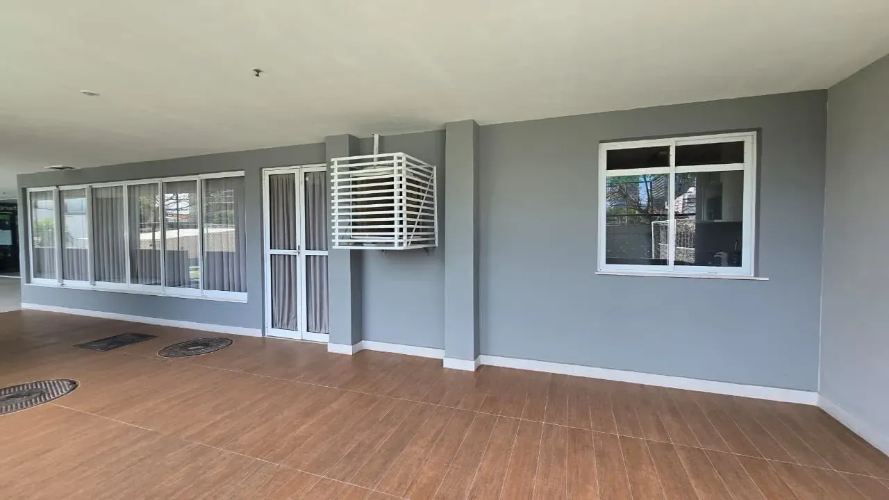 2-bedroom apartment in a building with a gym — photo 9
