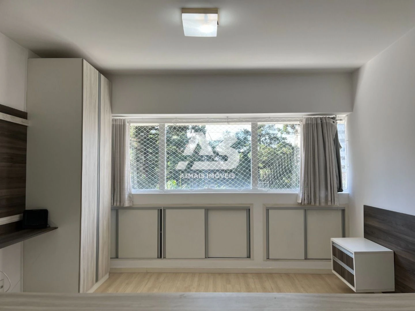 Furnished studio with open-plan kitchen and 1 bath — photo 3