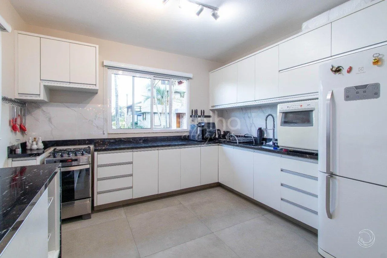 5-bedroom house with a fireplace in Florianópolis — photo 14