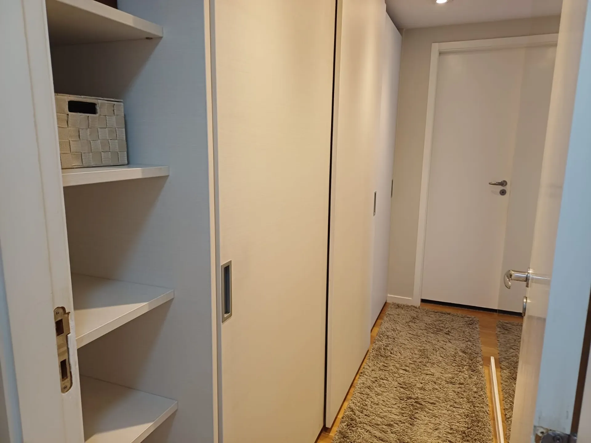 Furnished 3-bedroom apartment with open-plan kitchen — photo 30