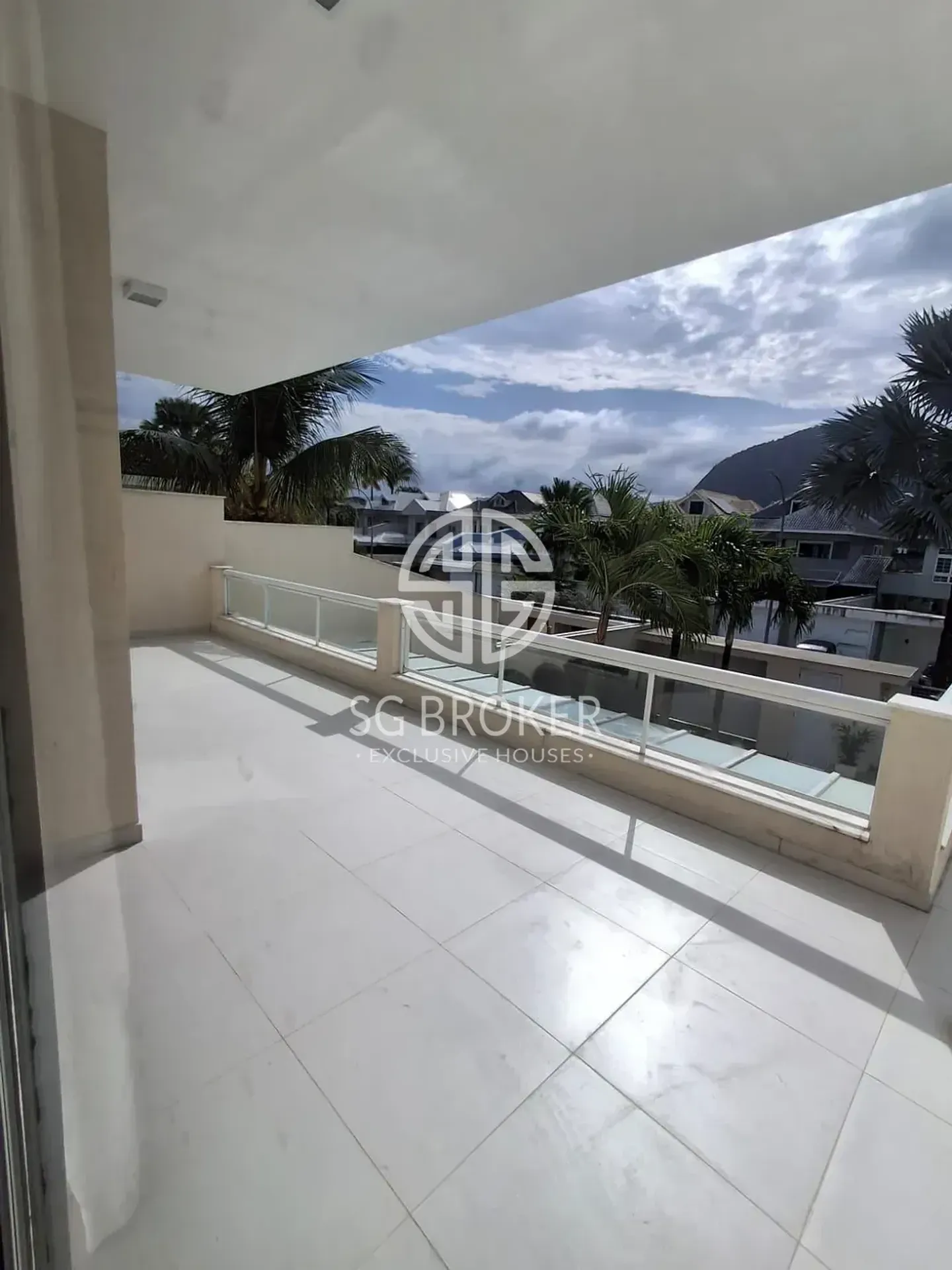 Casa com 5 suítes e 5 banheiros, 330 m² — photo 18