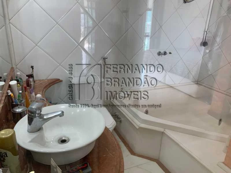 4-bedroom apartment with a bathtub — photo 14