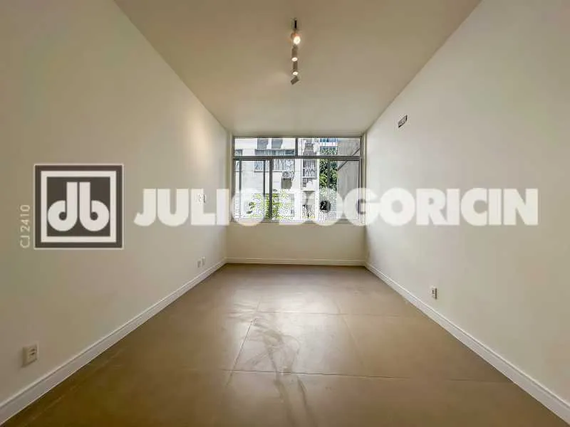 Walk-in closet in a 3-bedroom apartment, 110 m² — photo 17