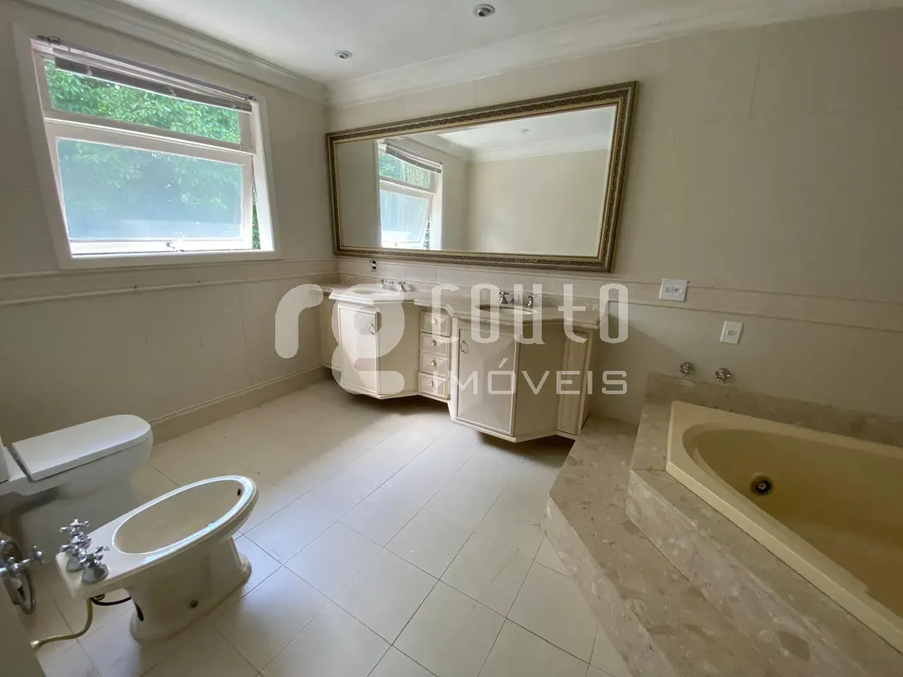 Apartment with 5 bedrooms and a balcony, 4 bathrooms — photo 7