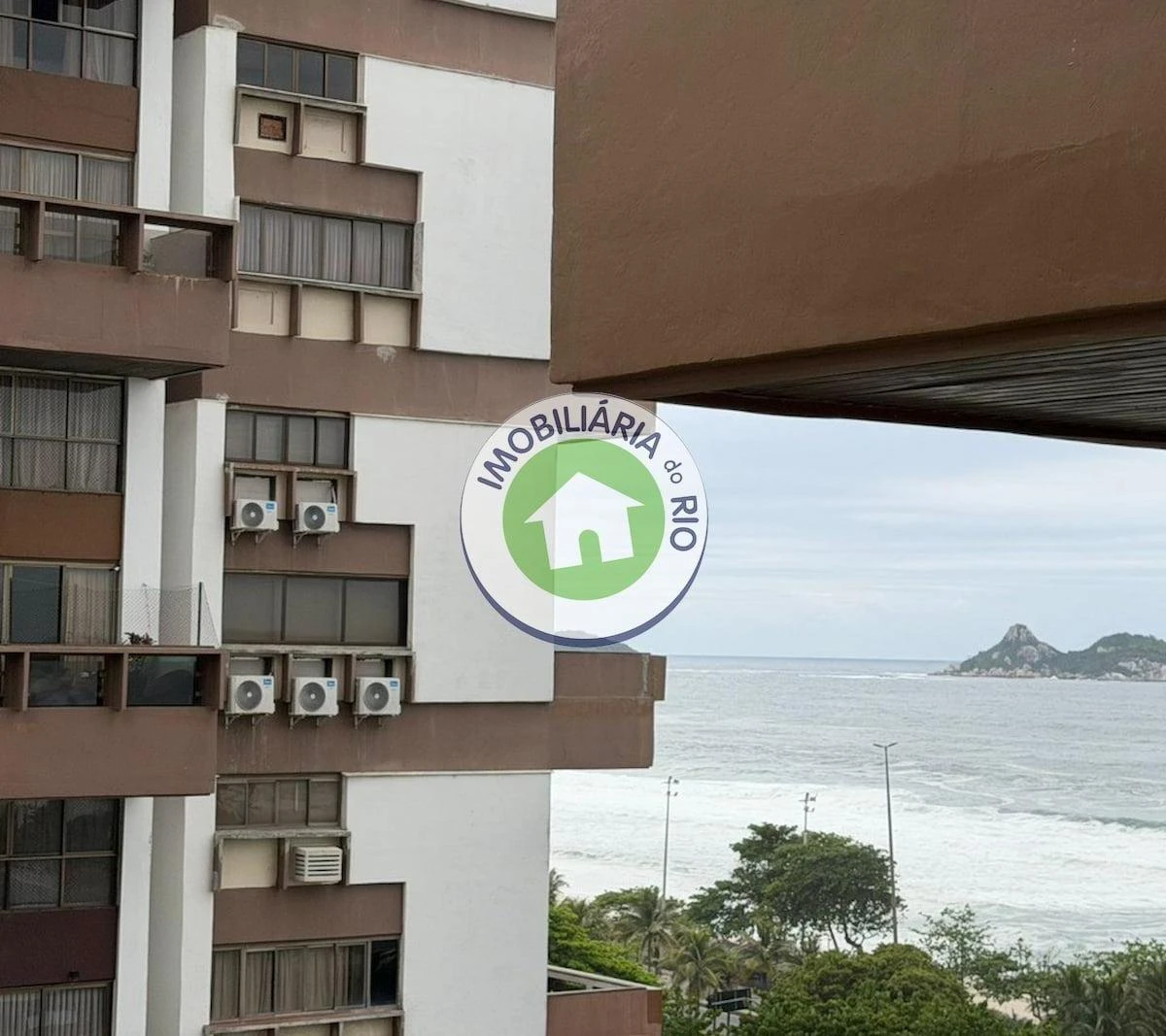 Apartamento com 4 quartos e 5 banheiros no pé da janela