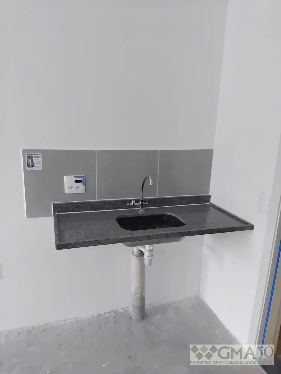 Apartamento de 1 quarto com cozinha compacta e varanda — photo 3