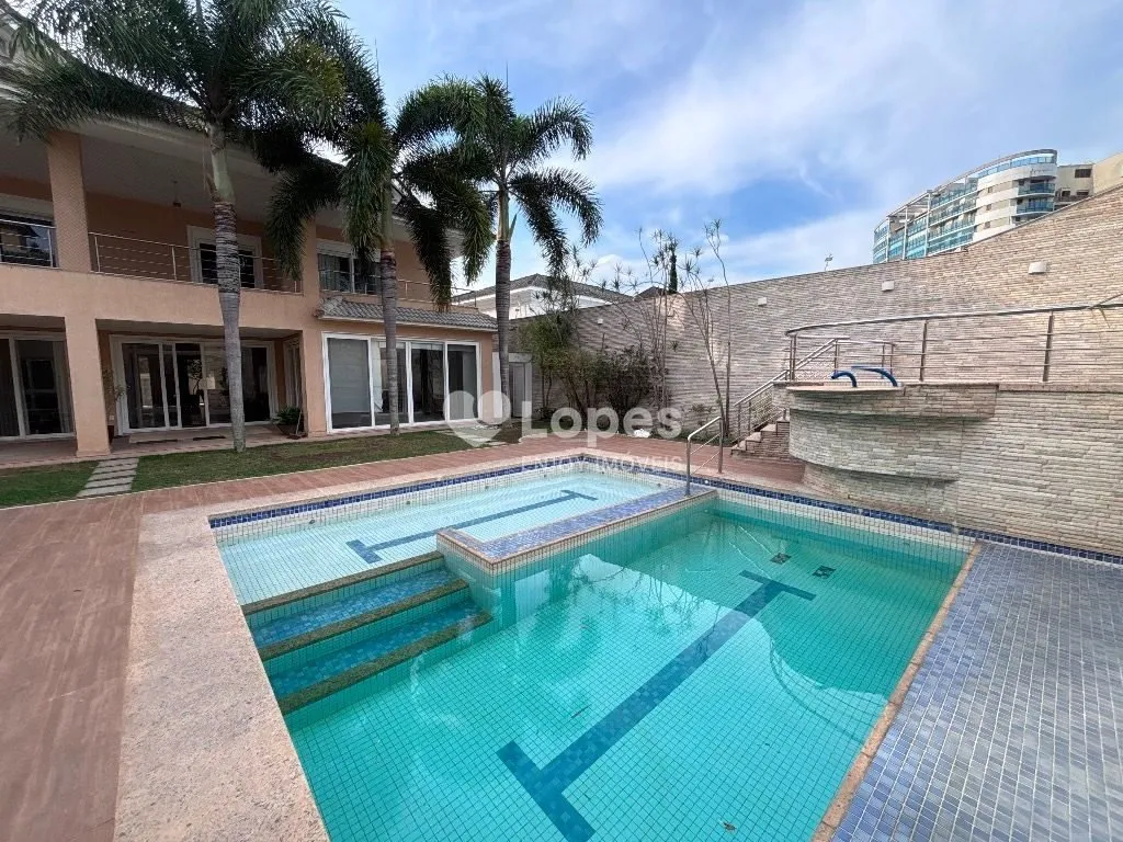 Unfurnished house with 7 bedrooms and 10 bathrooms — photo 33