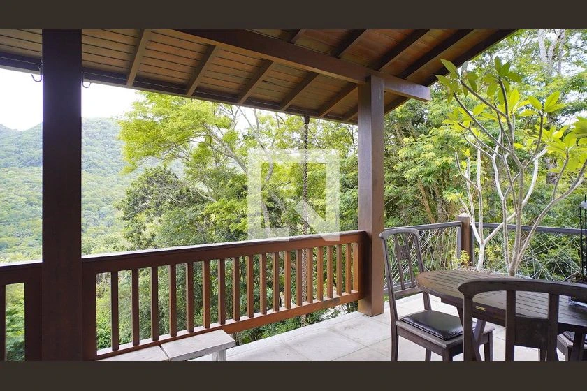 House with 4 bedrooms, balcony and private garden