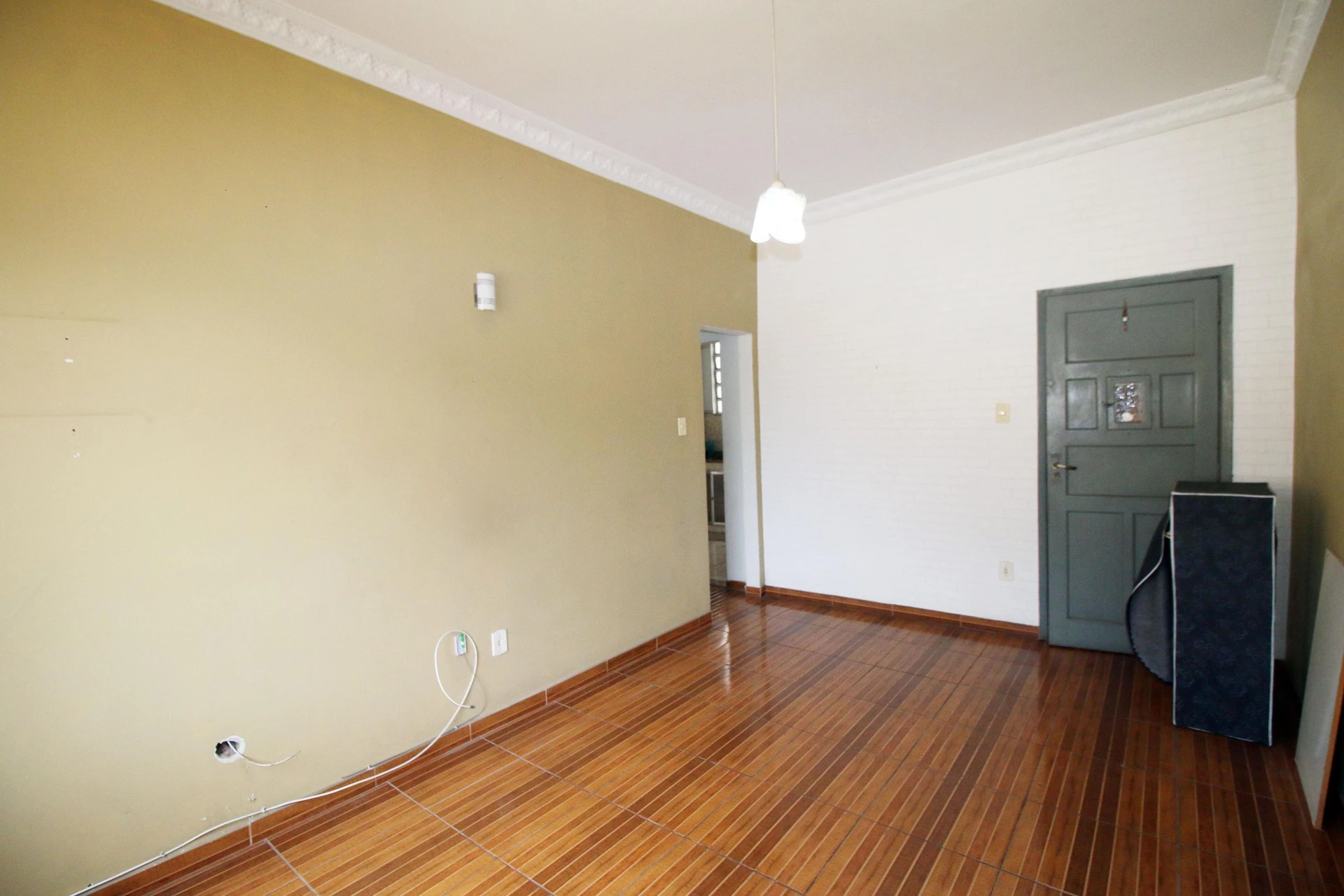 Apartamento de 2 quartos com piso de madeira ou laminado — photo 3