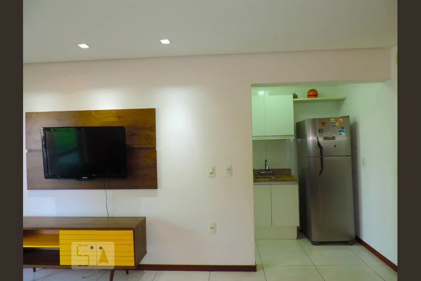 Apartamento con balcón acristalado y cocina abierta — photo 11