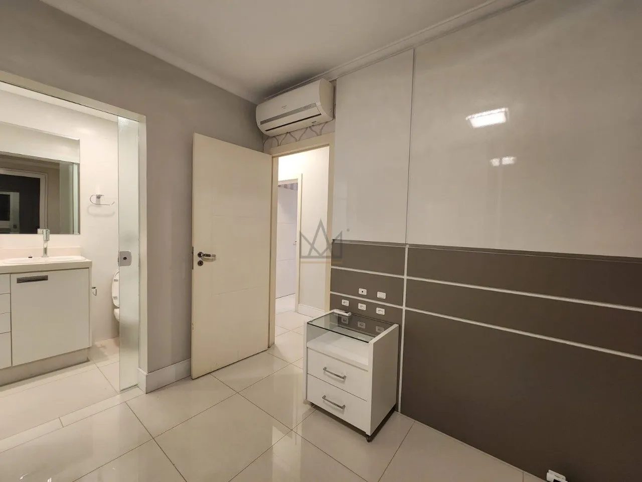 4-bedroom apartment in a building with a gym — photo 27