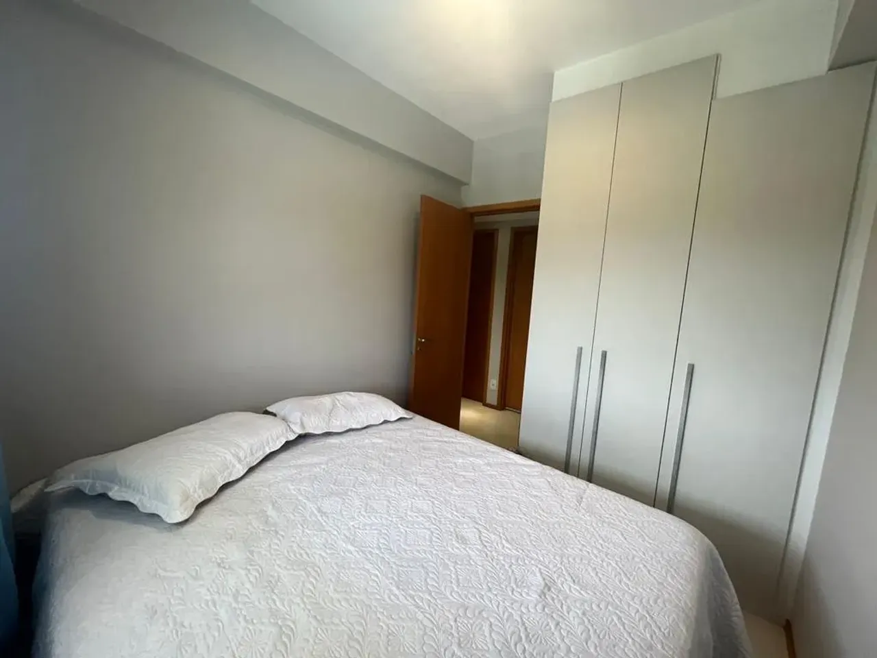 Apartamento mobiliado com 3 quartos e varanda de vidro — photo 18