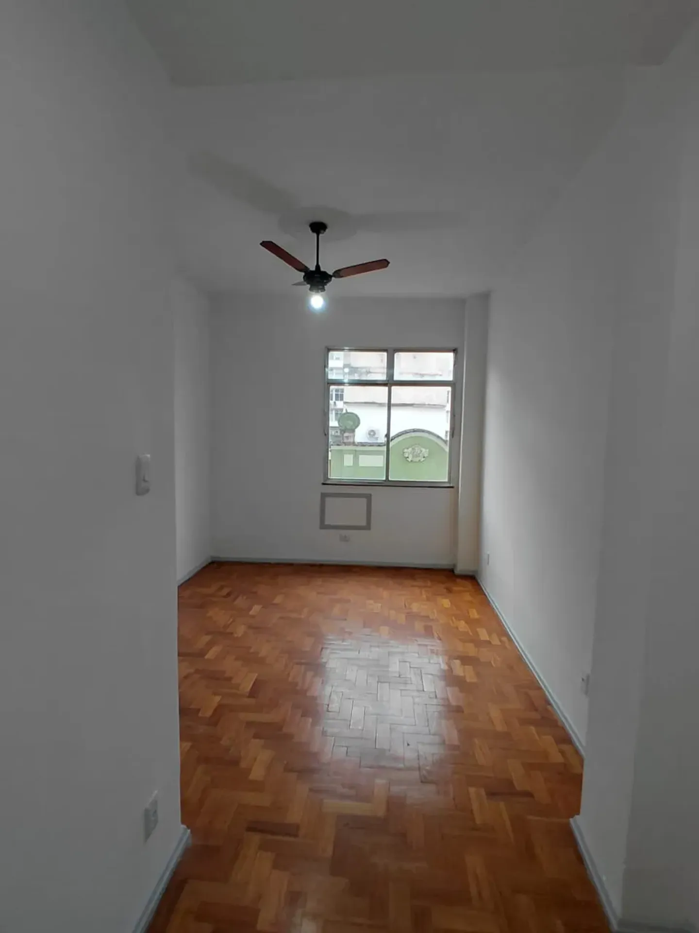 Studio on the 3rd floor with wood or laminate floors