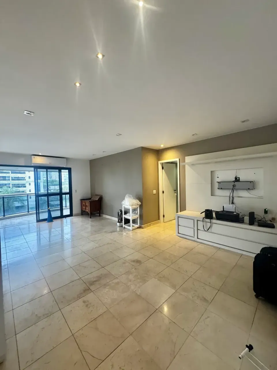 Apartment with 4 bedrooms and 4 bathrooms, with balcony