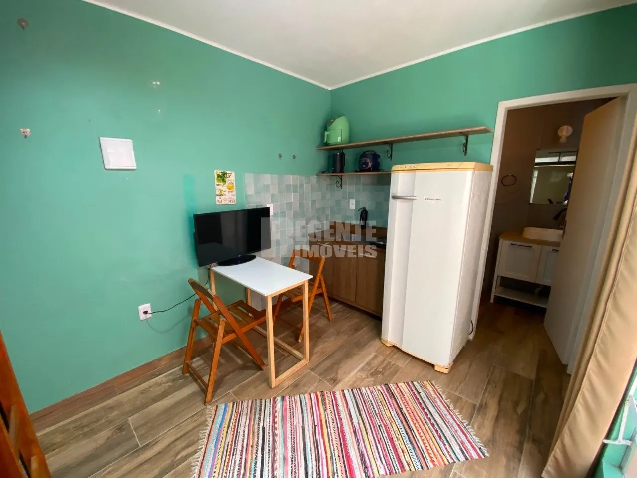 Kitnet amueblada de 18 m² con escritorio para trabajar — photo 3