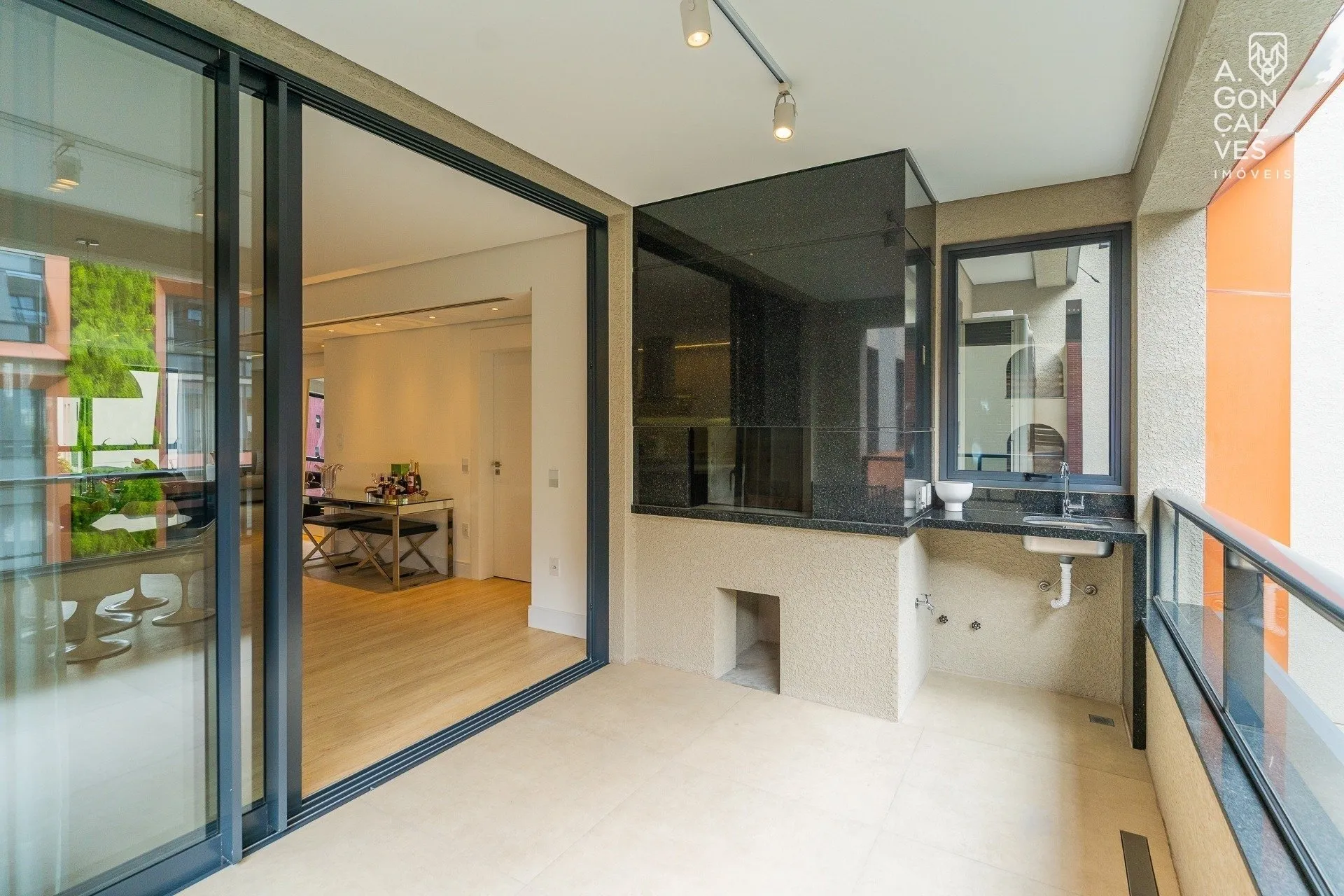Furnished 223 m² apartment with 3 en-suites and 3 parking spots — photo 22