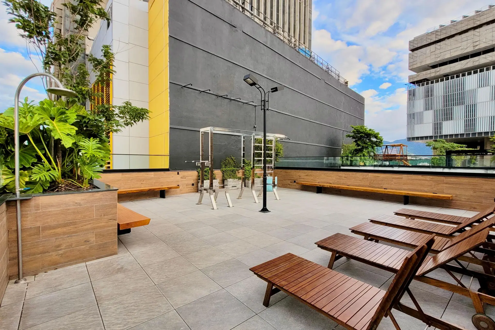 Furnished 2-bedroom apartment with 1 suite and balcony — photo 24