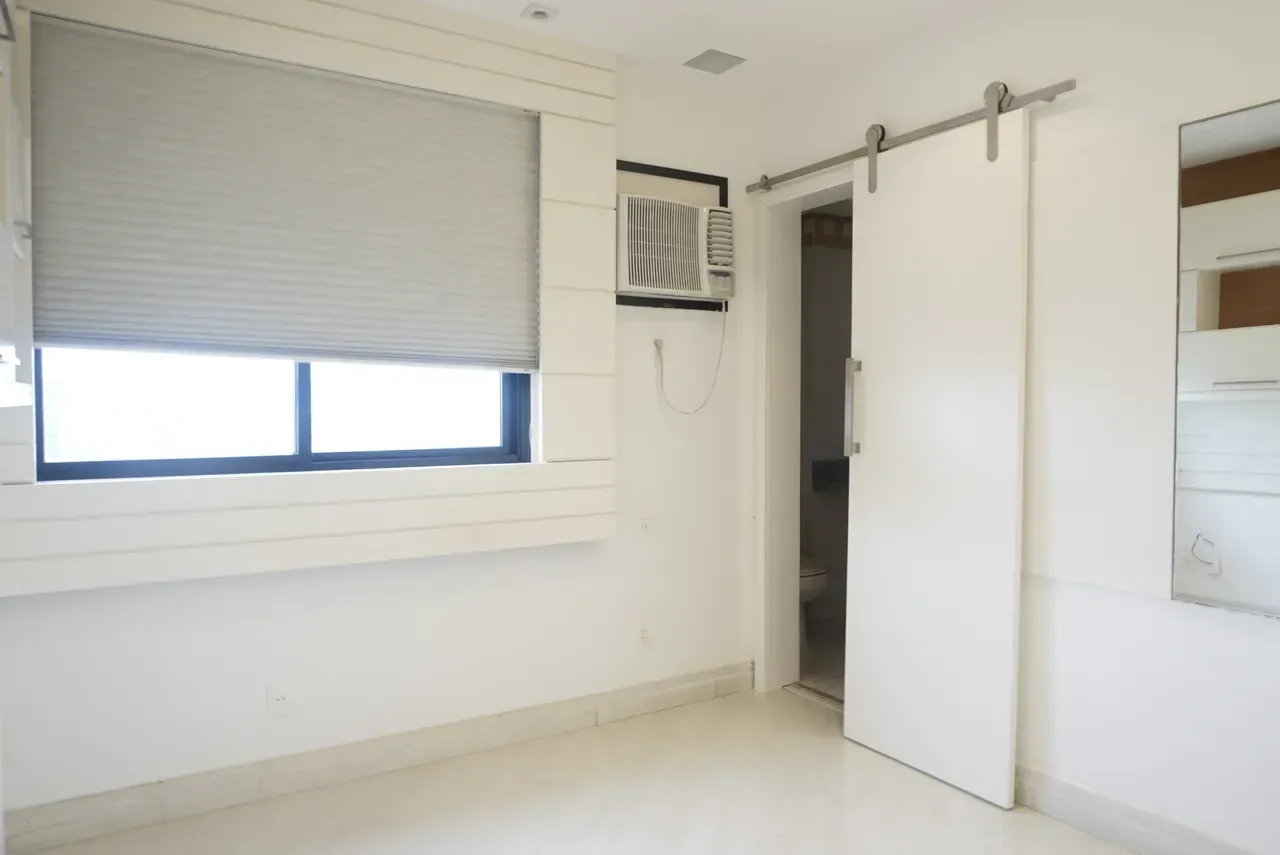 Unfurnished apartment with 4 bedrooms and 3 parking spots — photo 30