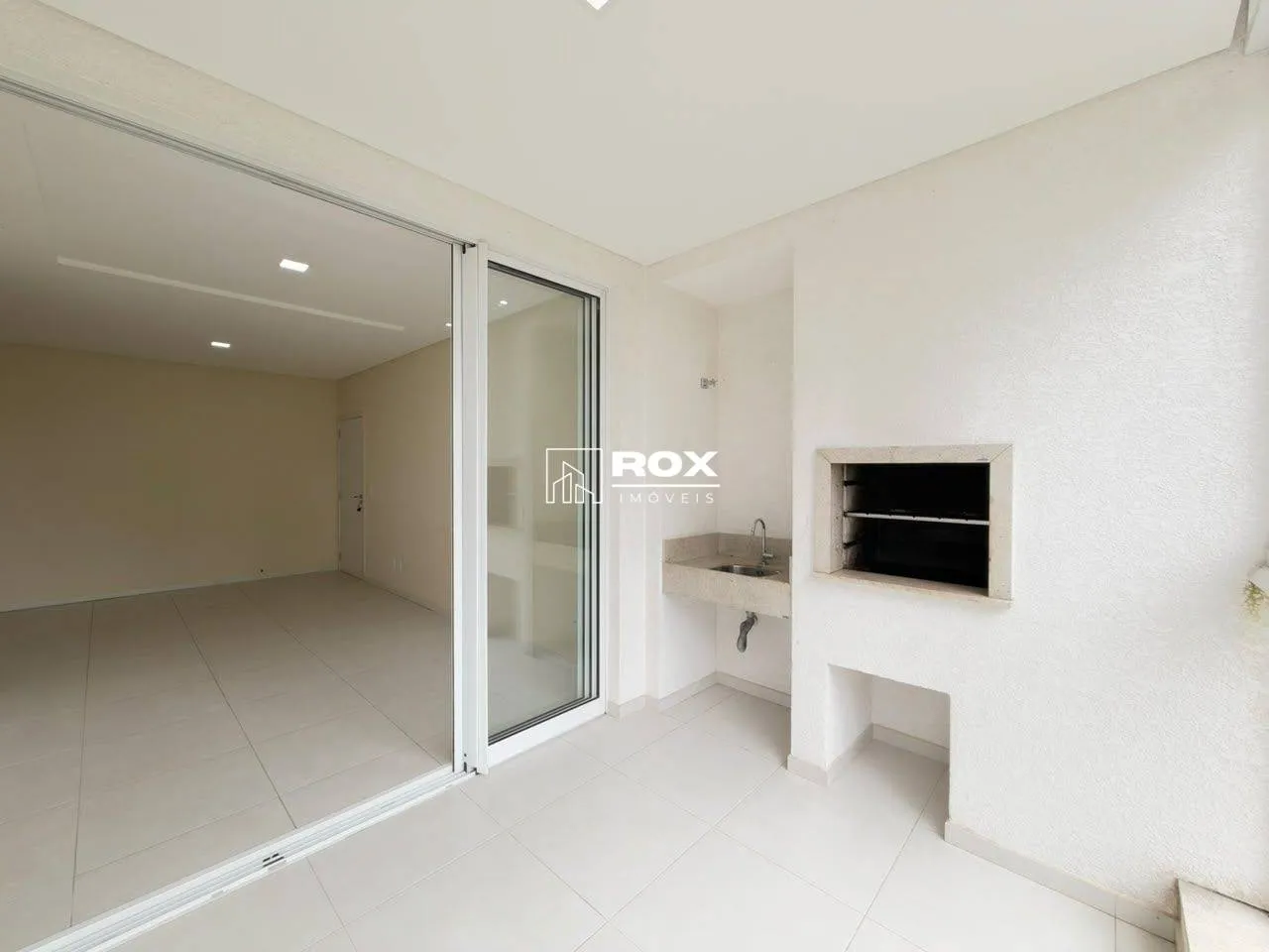 Glass-enclosed balcony in a 3-bedroom apartment, 105 m² — photo 11
