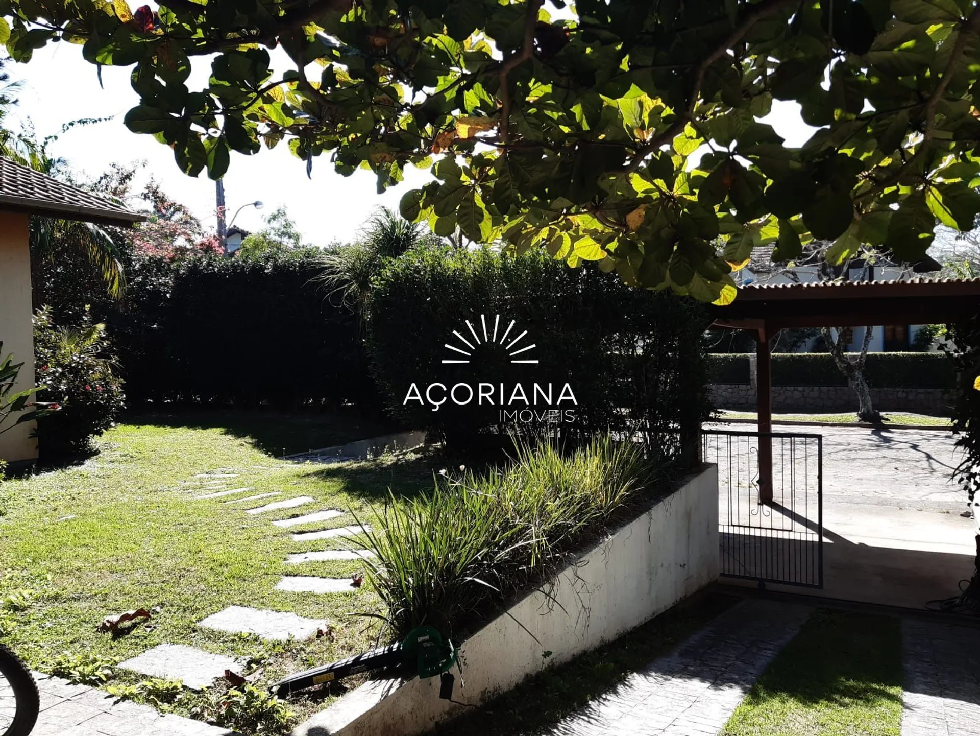 5-bedroom house with a garden
