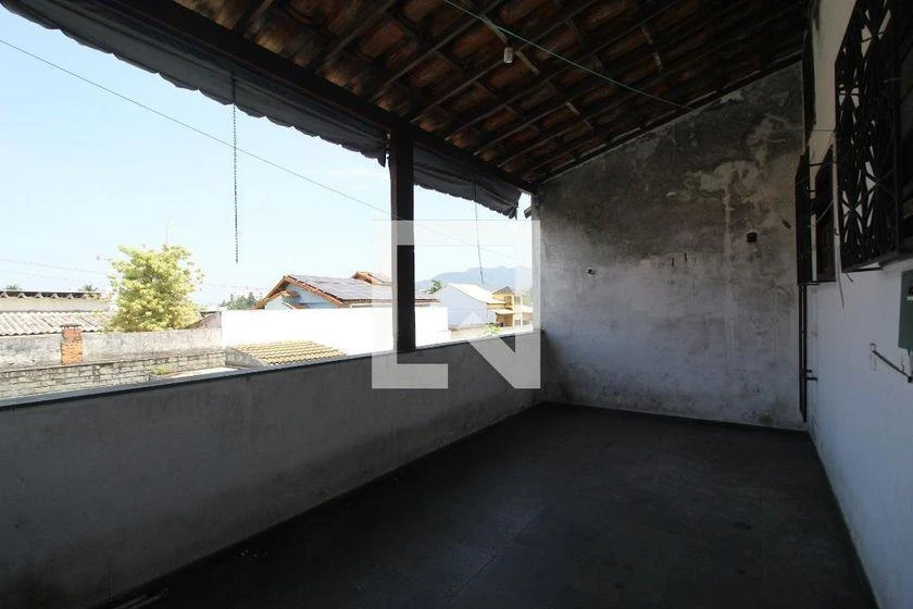 265 m² house with a home office and a bathtub — photo 31