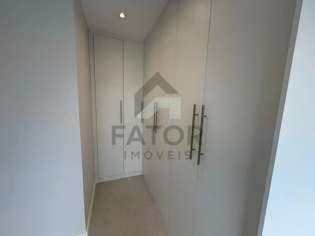 Apartamento com 3 quartos e varanda fechada de vidro — photo 18