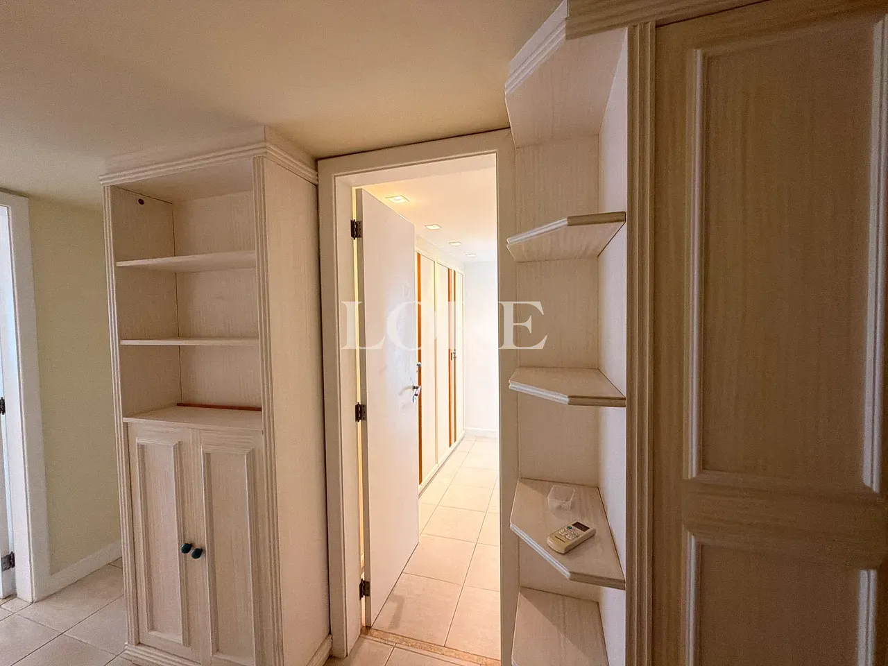Floor-to-ceiling windows in a 4-bedroom apartment, 205 m² — photo 11