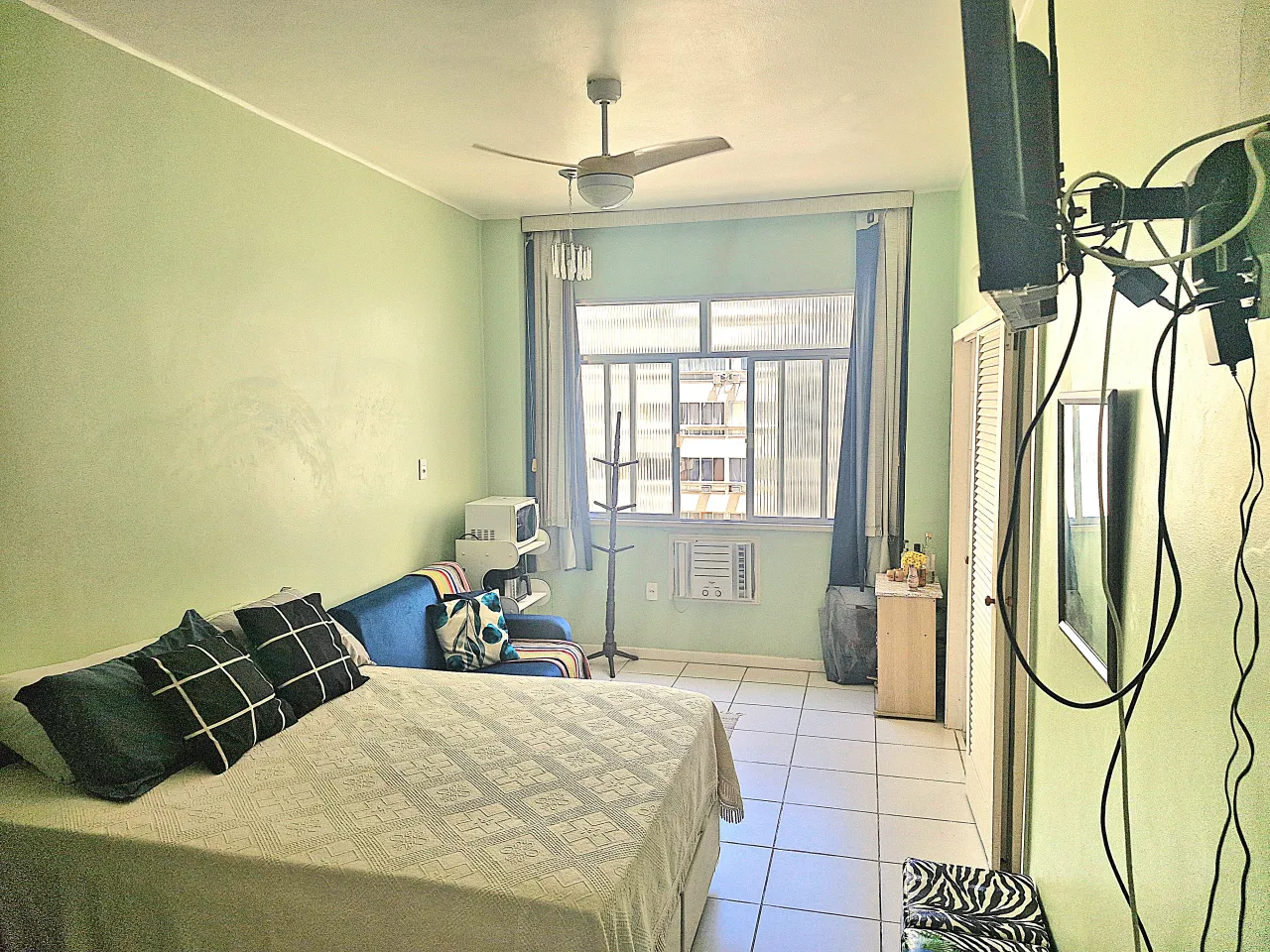 Furnished studio apartment with compact gas kitchenette — photo 15