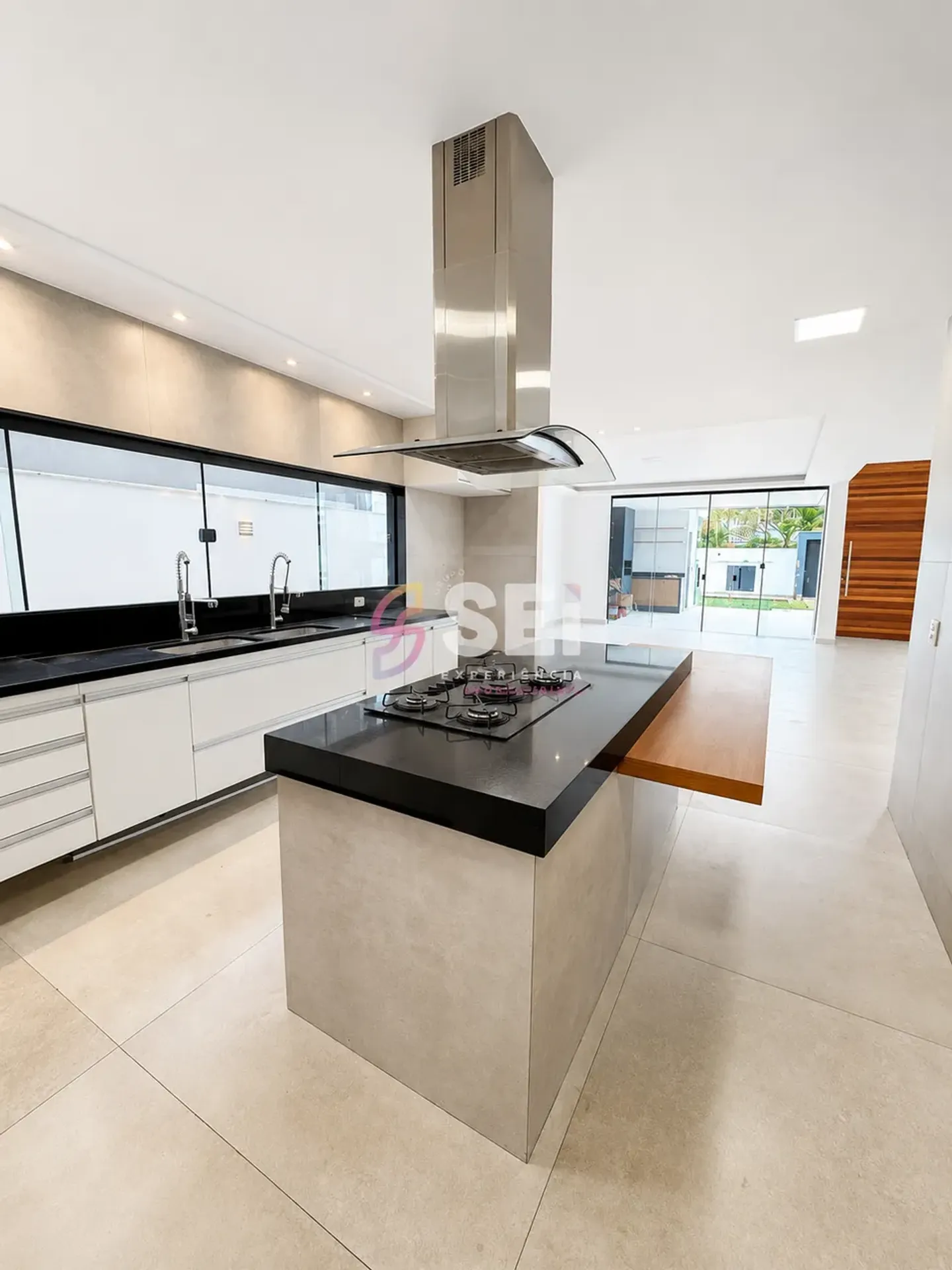 512 m² house with 5 bedrooms and open-plan kitchen — photo 15