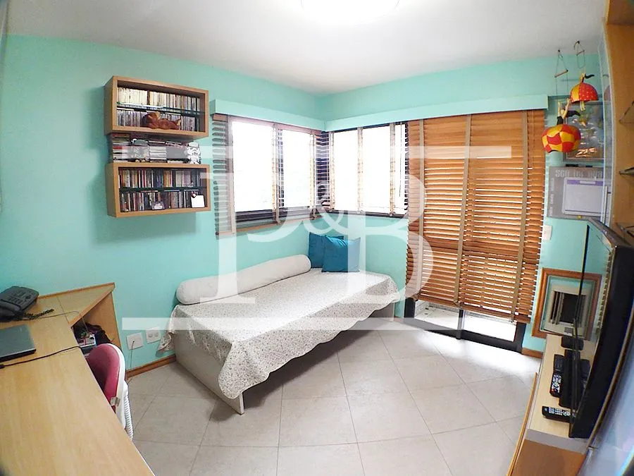 4-bedroom apartment with 266 m² and 4 parking spaces — photo 22