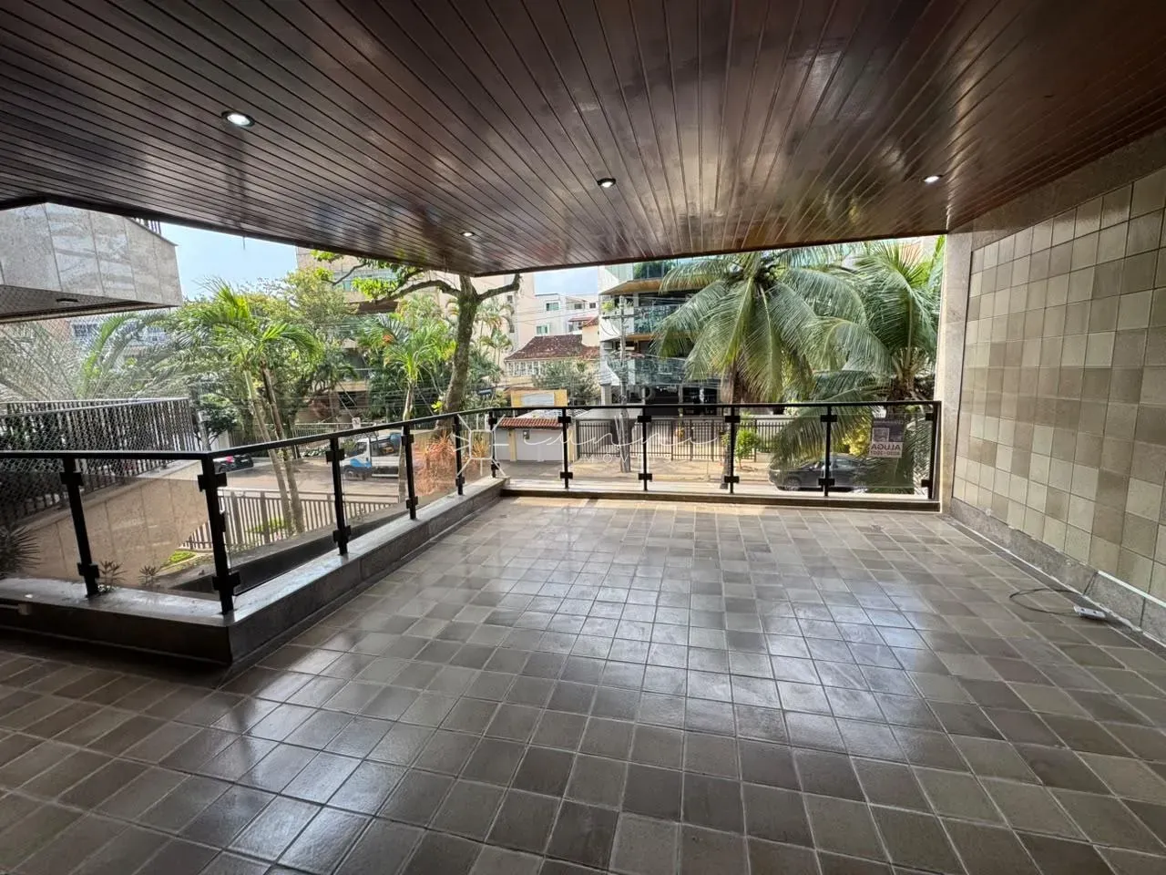 Wood or laminate floors in a 3-bedroom apartment, 140 m² — photo 11