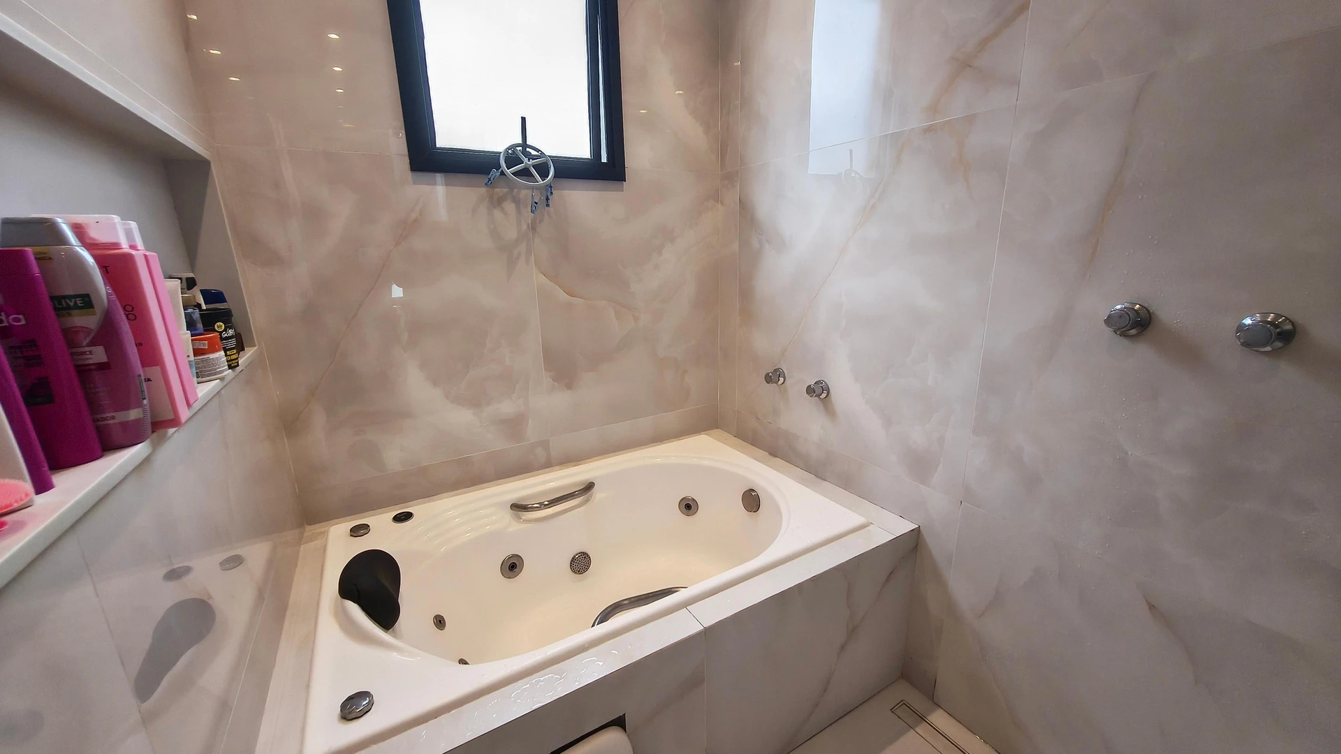 Jacuzzi in a 5-bedroom house, 350 m² — photo 19