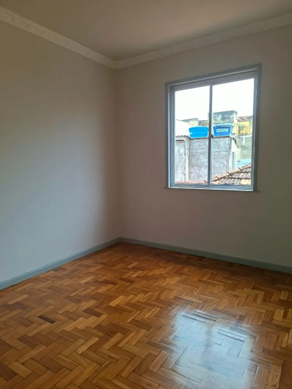 Wood or laminate floors in a 2-bedroom apartment, 120 m² — photo 3