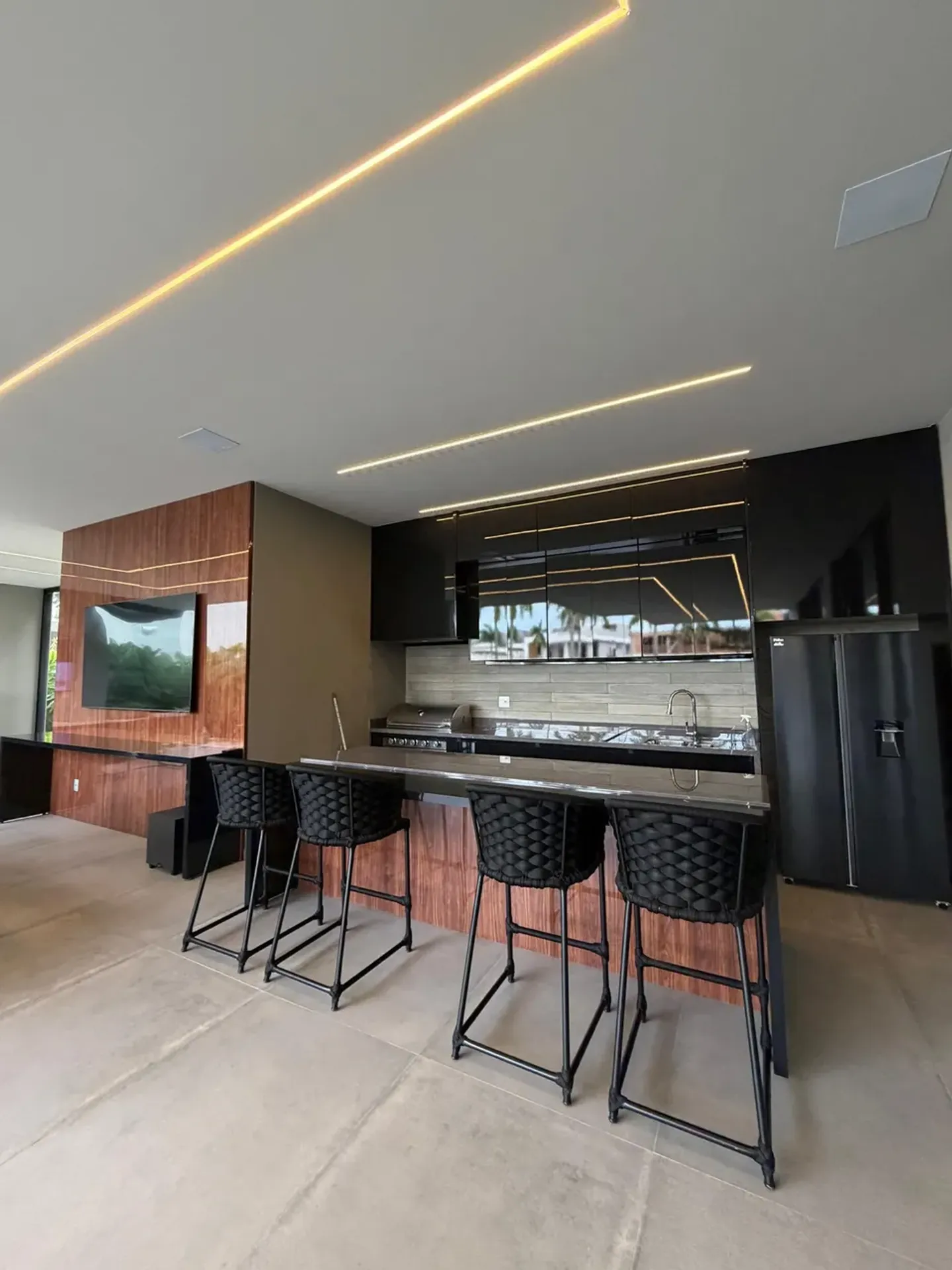 Furnished house with 5 bedrooms and open-plan kitchen — photo 29