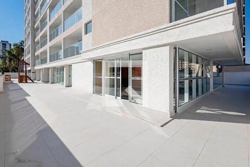 27 m² studio with a glass-enclosed balcony and a home office — photo 3